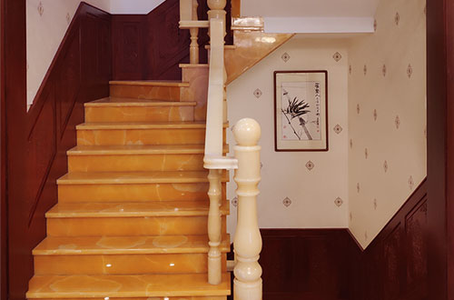 运粮湖管理区中式别墅室内汉白玉石楼梯的定制安装装饰效果