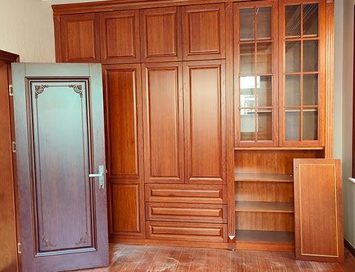 运粮湖管理区中式家庭装修里定制的实木衣柜效果图